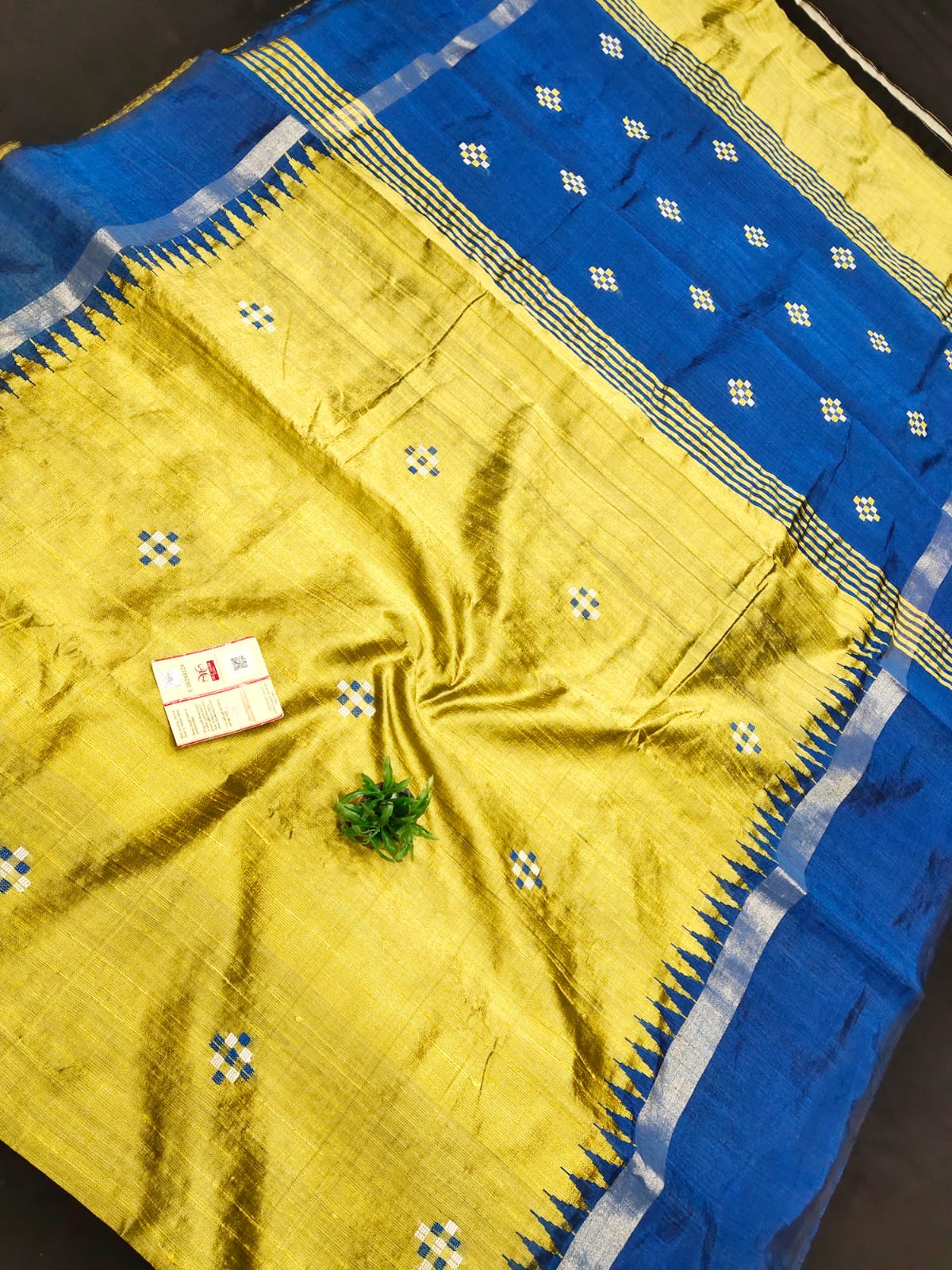 Raw Silk Saree with temple border and Safta Buti